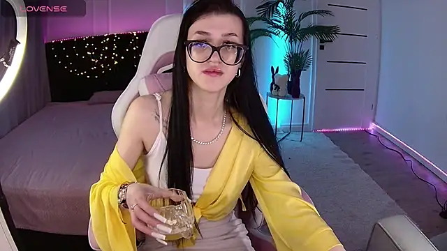 Snapshot of Ariella_Me chatting on May 23, 2026, 7:02 am Ariella Me online show from May 23, 2026, 7:02 am