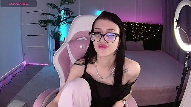Snapshot of Ariella_Me chatting on May 26, 2026, 6:42 am Ariella Me online show from May 26, 2026, 6:42 am