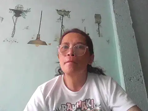 Snapshot of momshe2026 chatting on May 30, 2026, 8:00 am momshe2026 online show from May 30, 2026, 8:00 am