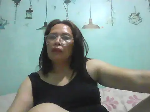 Snapshot of momshe2026 chatting on May 30, 2026, 8:06 pm momshe2026 online show from May 30, 2026, 8:06 pm