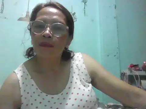 Snapshot of momshe2026 chatting on May 31, 2026, 12:12 pm momshe2026 online show from May 31, 2026, 12:12 pm