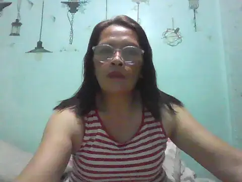 Snapshot of momshe2026 chatting on June 2, 2026, 1:57 pm momshe2026 online show from June 2, 2026, 1:57 pm