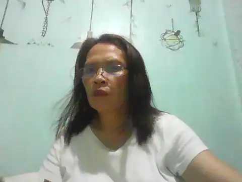 Snapshot of momshe2026 chatting on June 18, 2026, 1:15 pm momshe2026 online show from June 18, 2026, 1:15 pm