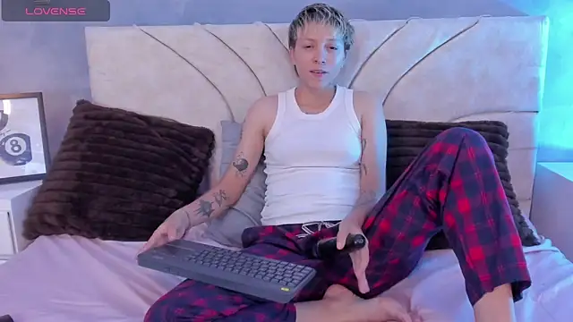 Snapshot of vane_grey chatting on June 6, 2026, 7:51 pm vane grey online show from June 6, 2026, 7:51 pm