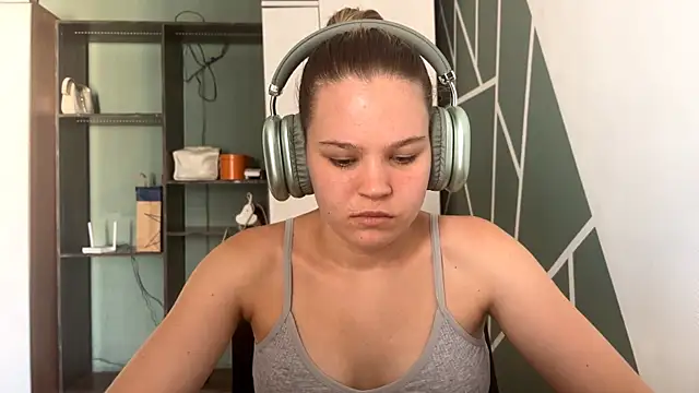Snapshot of HellyRay chatting on July 8, 2026, 12:09 pm HellyRay online show from July 8, 2026, 12:09 pm