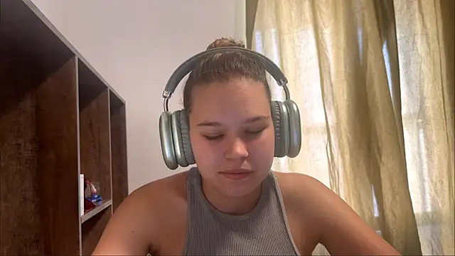 Snapshot of HellyRay chatting on July 10, 2026, 12:08 pm HellyRay online show from July 10, 2026, 12:08 pm
