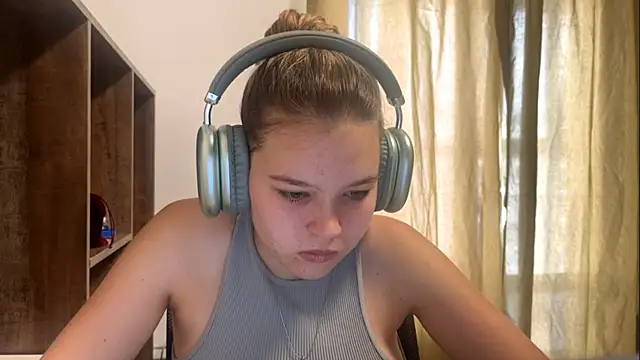 Snapshot of HellyRay chatting on July 13, 2026, 10:07 am HellyRay online show from July 13, 2026, 10:07 am