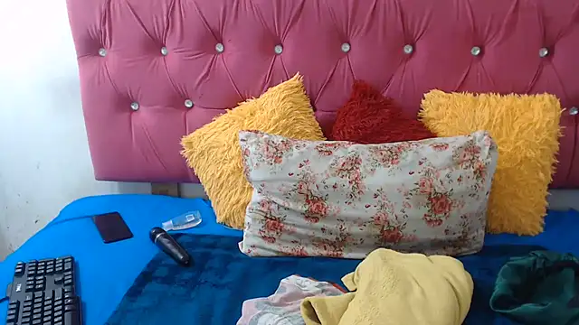Snapshot of PEACHESX25x chatting on July 6, 2026, 4:31 pm PEACHESX25x online show from July 6, 2026, 4:31 pm