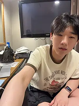 Snapshot of k-kinky chatting on July 6, 2026, 12:24 pm k-kinky online show from July 6, 2026, 12:24 pm