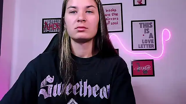 Snapshot of AlisaFrost chatting on June 22, 2026, 1:41 pm AlisaFrost online show from June 22, 2026, 1:41 pm