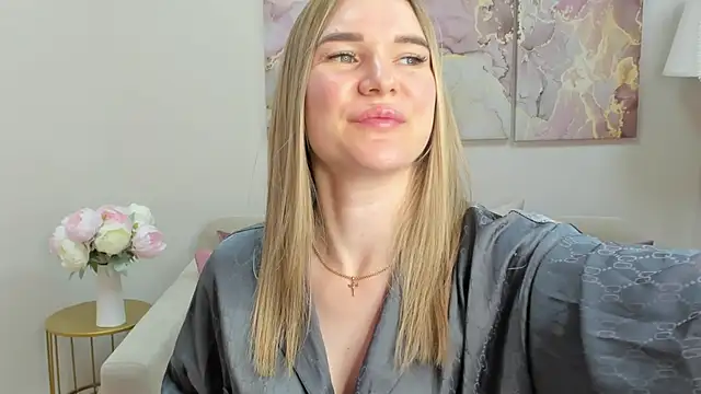 Snapshot of RoxyReignn chatting on June 11, 2026, 12:32 am RoxyReignn online show from June 11, 2026, 12:32 am