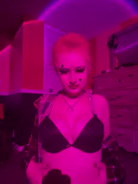 whimsicallylusty online show from June 1, 2026, 1:35 pm