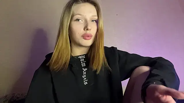 Snapshot of xXMelanieseXx chatting on July 17, 2026, 6:24 pm xXMelanieseXx online show from July 17, 2026, 6:24 pm