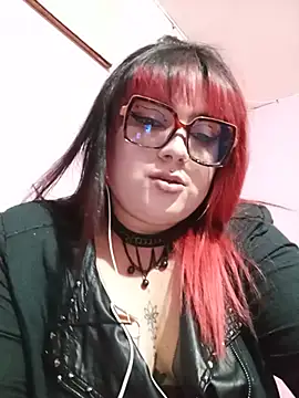 Snapshot of curvy_latina chatting on June 23, 2026, 4:32 am curvy latina online show from June 23, 2026, 4:32 am