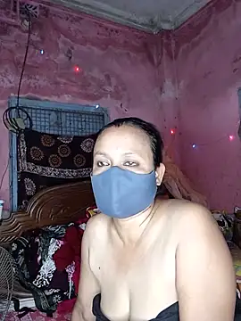 Snapshot of MoonLusty chatting on June 17, 2026, 5:25 pm MoonLusty online show from June 17, 2026, 5:25 pm
