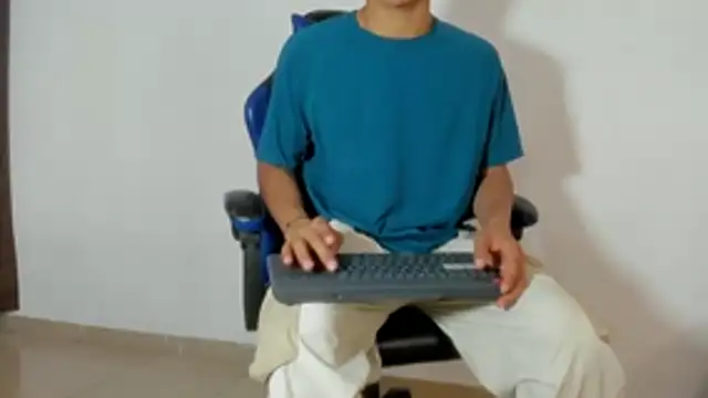 Snapshot of Maximiliano_Young chatting on July 7, 2026, 12:31 pm Maximiliano Young online show from July 7, 2026, 12:31 pm