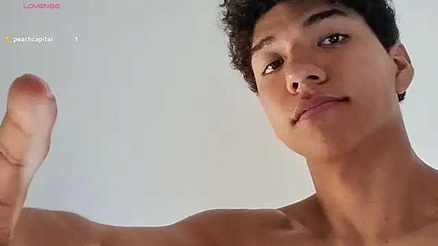 Snapshot of Maximiliano_Young chatting on July 15, 2026, 12:32 pm Maximiliano Young online show from July 15, 2026, 12:32 pm