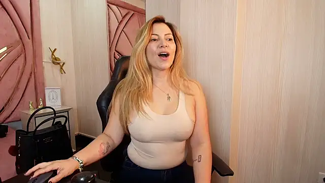 pamelaQenn2 online show from July 10, 2026, 7:49 pm