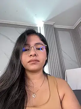 ValentinaLuciana online show from June 3, 2026, 2:33 pm