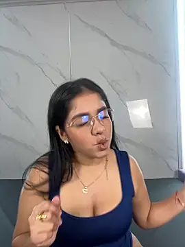 ValentinaLuciana online show from June 11, 2026, 1:20 pm
