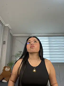 ValentinaLuciana online show from July 11, 2026, 1:47 pm