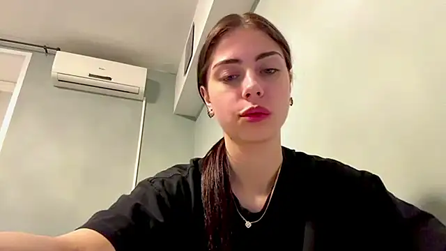 LianaMagic online show from June 1, 2026, 5:03 pm