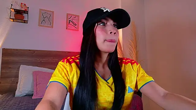 Snapshot of _Emmakiss_ chatting on July 7, 2026, 9:08 pm Emmakiss online show from July 7, 2026, 9:08 pm