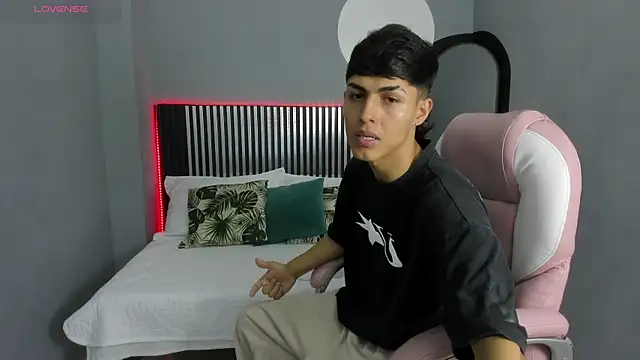 Snapshot of Axel_Mendozaa chatting on June 10, 2026, 8:19 pm Axel Mendozaa online show from June 10, 2026, 8:19 pm