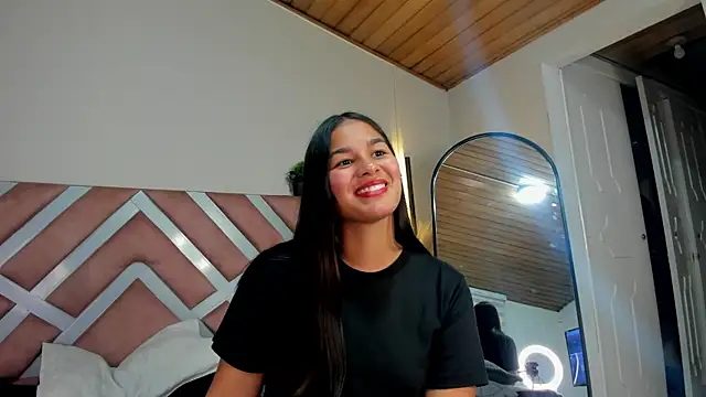 Layra rous online show from June 16, 2026, 3:53 am