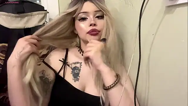 moonluv33 online show from July 16, 2026, 2:34 pm