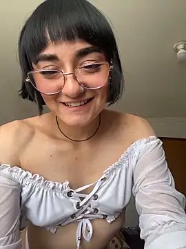 Snapshot of Aleja_B chatting on July 6, 2026, 8:55 pm Aleja B online show from July 6, 2026, 8:55 pm