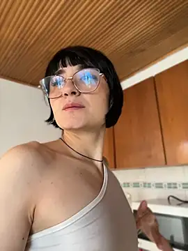 Snapshot of Aleja_B chatting on July 10, 2026, 5:15 pm Aleja B online show from July 10, 2026, 5:15 pm