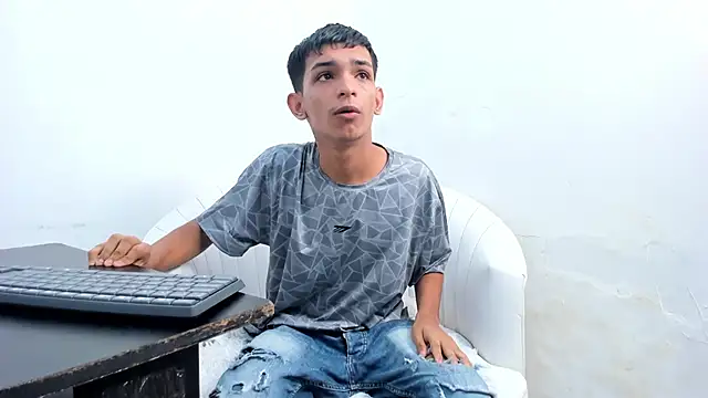 Snapshot of littlecum18 chatting on June 10, 2026, 11:31 am littlecum18 online show from June 10, 2026, 11:31 am
