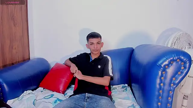 Snapshot of littlecum18 chatting on June 21, 2026, 12:19 pm littlecum18 online show from June 21, 2026, 12:19 pm