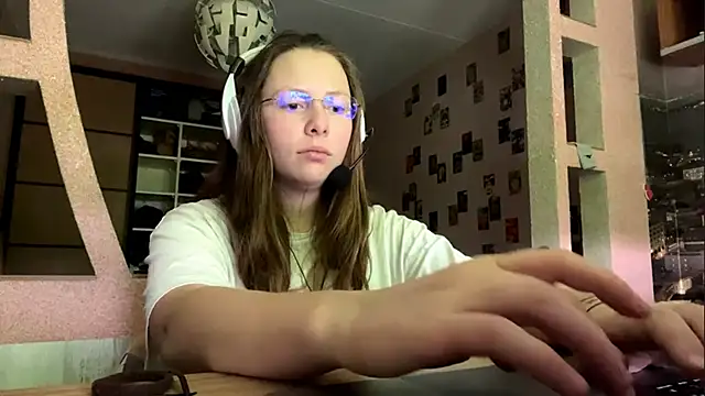 Snapshot of AlisonOhlmacher chatting on June 14, 2026, 7:21 am AlisonOhlmacher online show from June 14, 2026, 7:21 am