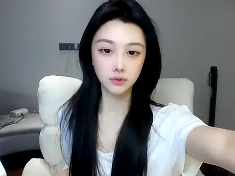 Snapshot of SylvieMaya chatting on June 12, 2026, 4:39 pm SylvieMaya online show from June 12, 2026, 4:39 pm