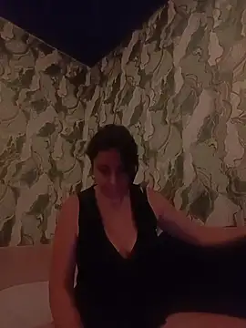 Snapshot of MichelleWoood chatting on August 1, 2026, 5:34 pm MichelleWoood online show from August 1, 2026, 5:34 pm