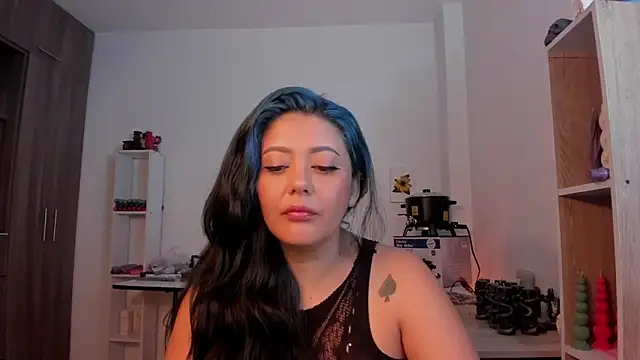 LauraToro  online show from April 5, 2026, 10:18 pm