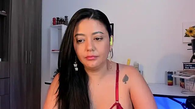 Snapshot of LauraToro_ chatting on June 13, 2026, 9:13 pm LauraToro online show from June 13, 2026, 9:13 pm