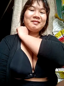 Snapshot of Emelyzz chatting on June 10, 2026, 8:24 am Emelyzz online show from June 10, 2026, 8:24 am