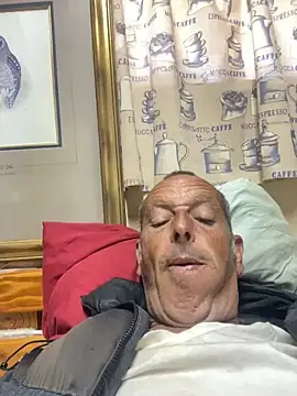 Snapshot of GeldenKuy chatting on August 3, 2026, 2:00 pm GeldenKuy online show from August 3, 2026, 2:00 pm