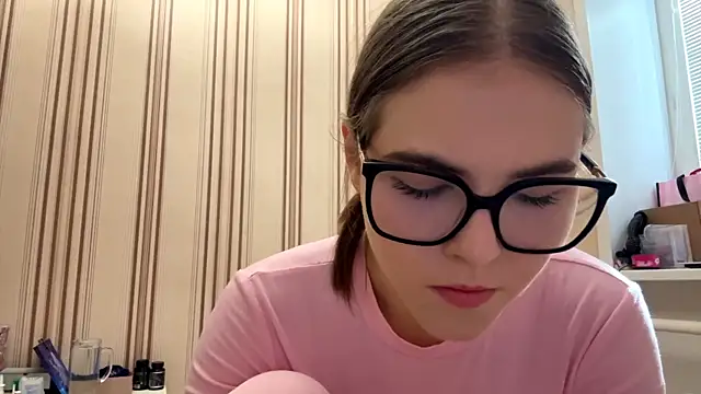 MiaWonderind online show from June 28, 2026, 2:34 pm