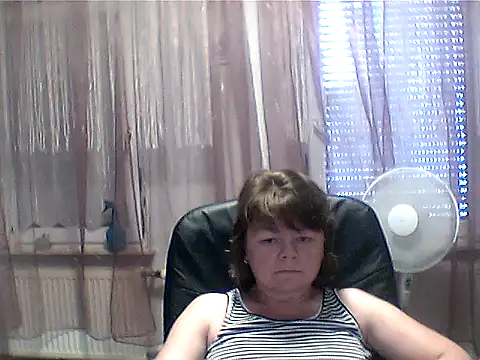 Snapshot of MoonLady40 chatting on June 22, 2026, 11:29 am MoonLady40 online show from June 22, 2026, 11:29 am