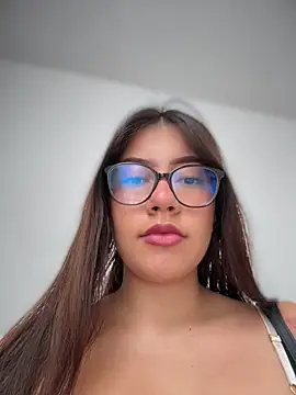 Snapshot of Saracalderon chatting on June 17, 2026, 11:34 am Saracalderon online show from June 17, 2026, 11:34 am