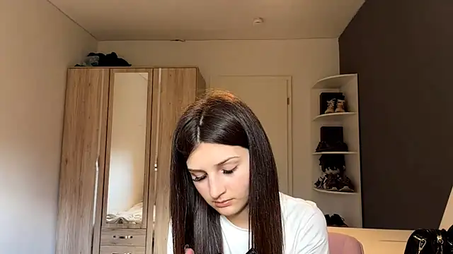 Snapshot of SpanishRooter chatting on June 14, 2026, 5:37 pm SpanishRooter online show from June 14, 2026, 5:37 pm