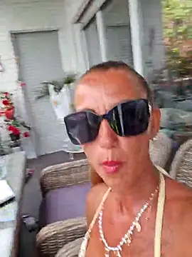 Snapshot of housewifebella chatting on July 13, 2026, 9:23 am housewifebella online show from July 13, 2026, 9:23 am