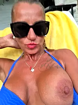 Snapshot of housewifebella chatting on July 17, 2026, 5:07 pm housewifebella online show from July 17, 2026, 5:07 pm