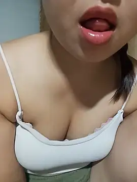 Snapshot of Emma-cutee chatting on July 13, 2026, 4:32 pm Emma-cutee online show from July 13, 2026, 4:32 pm