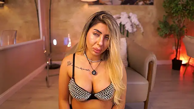 Snapshot of LucyyRosse chatting on June 20, 2026, 8:17 am LucyyRosse online show from June 20, 2026, 8:17 am