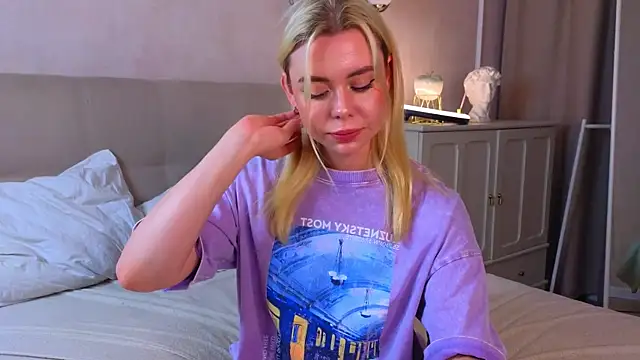 AveriReynolds online show from June 15, 2026, 8:44 pm